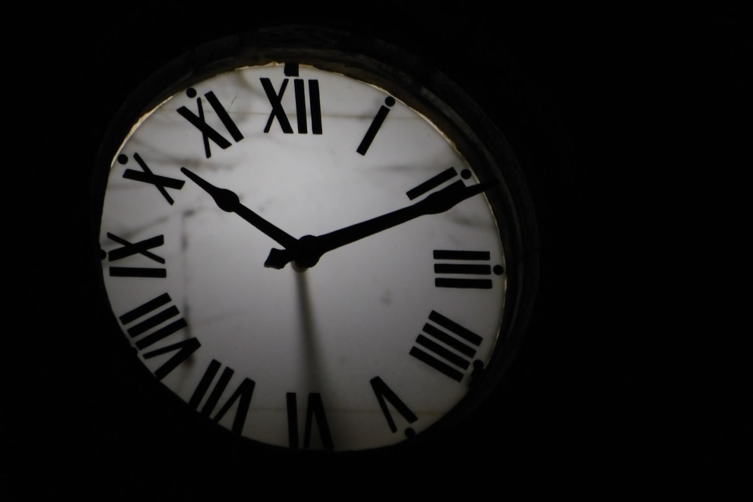 Clock face illustration comparing an earlier dinner time versus a late-night meal and their effect on appetite hormones