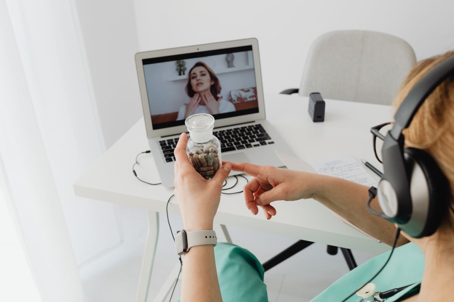 Split scene showing the convenience of an online nutrition session at home versus a traditional in-person clinic visit