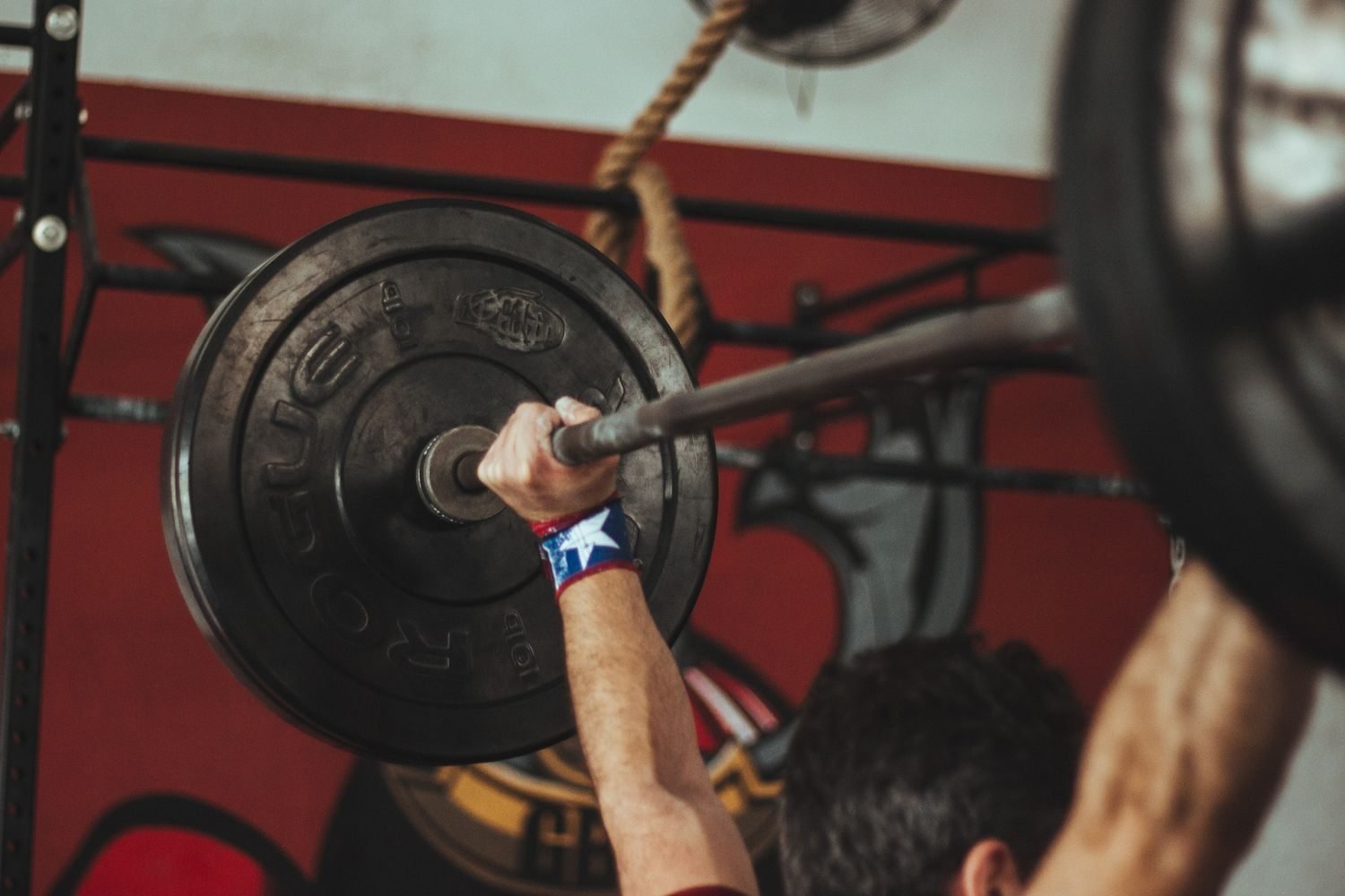 Beginner, intermediate, and advanced lifters following different muscle gain diet strategies in the gym