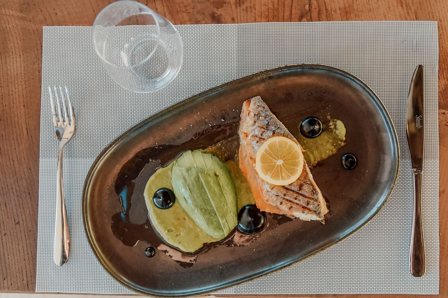 Grilled salmon fillet with avocado and olive oil, foods that support healthy cholesterol
