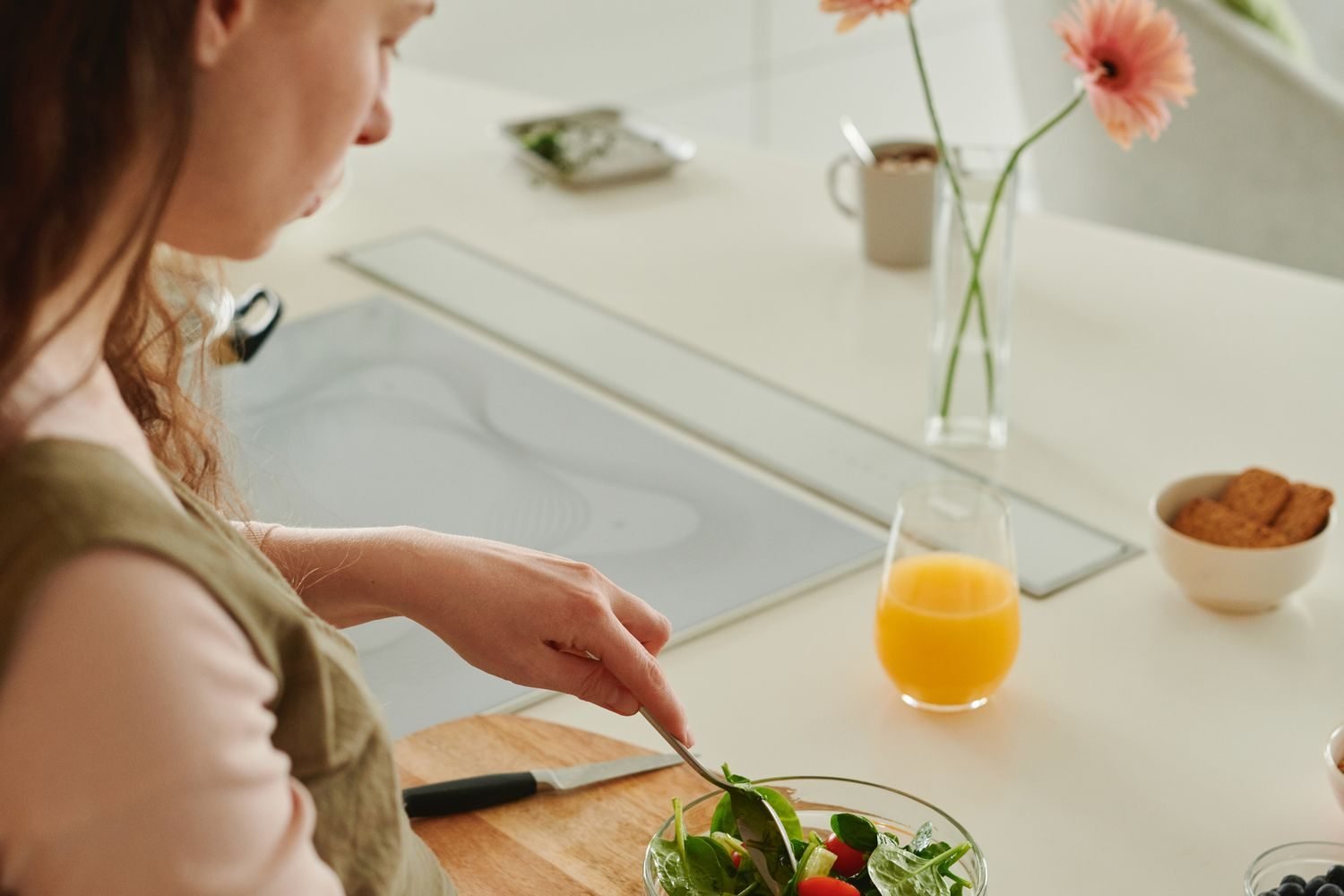 Pregnant woman preparing a balanced meal with folate and iron-rich foods for prenatal nutrition