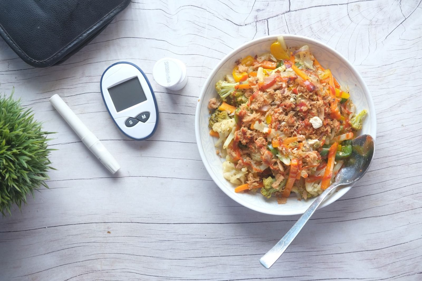Diabetes-friendly plate divided into sections with non-starchy vegetables, lean protein, and whole-grain carbohydrates