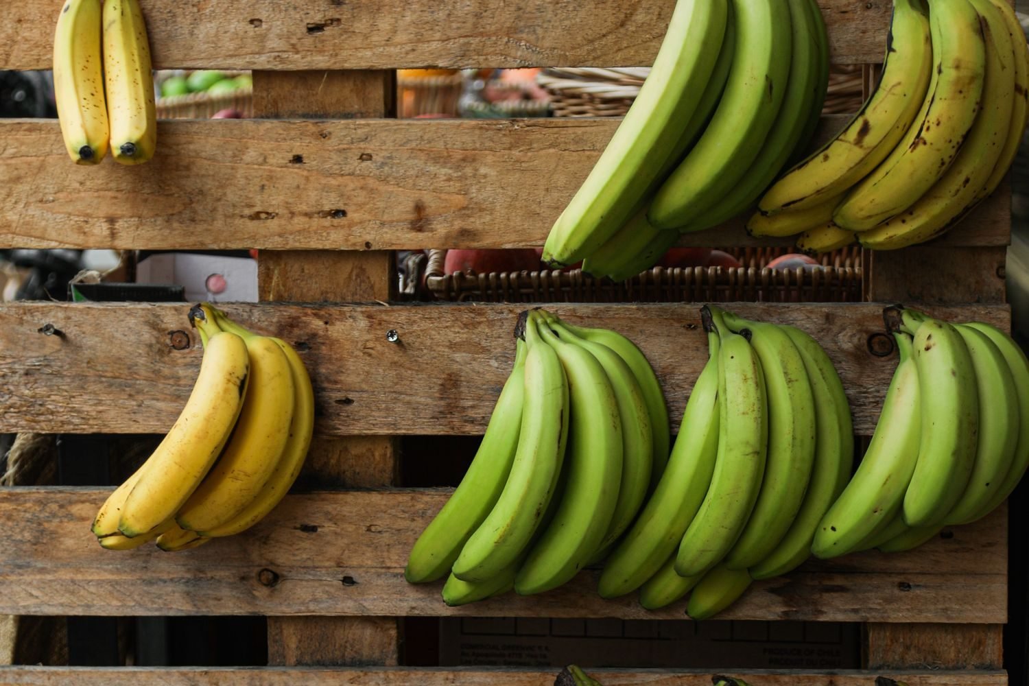 Potassium-rich and low-sodium DASH diet foods including bananas, spinach, lentils, and low-fat dairy