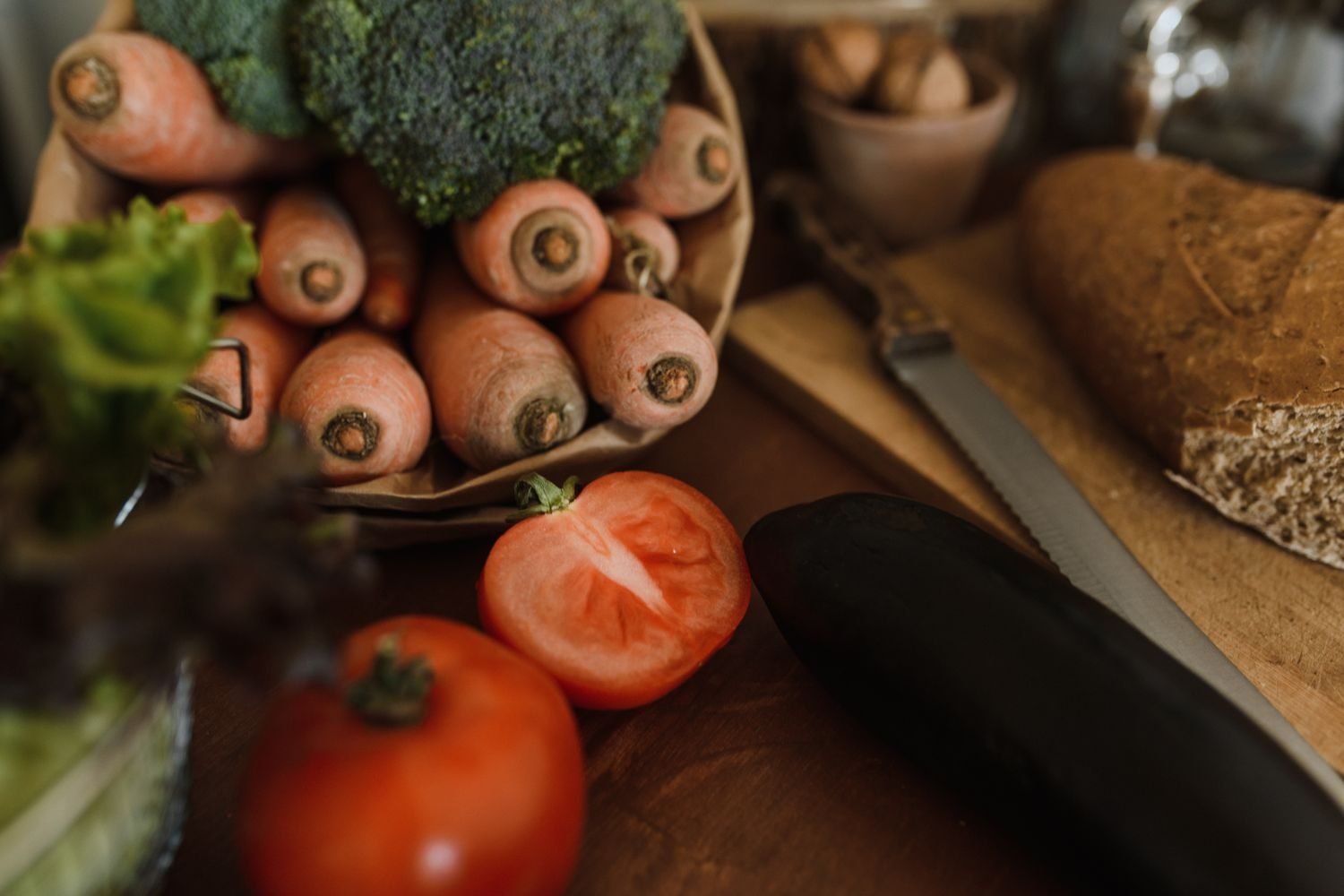 Fresh vegetables, whole grains, and a glass of water arranged on a table, representing evidence-based habits that support liver and kidney health