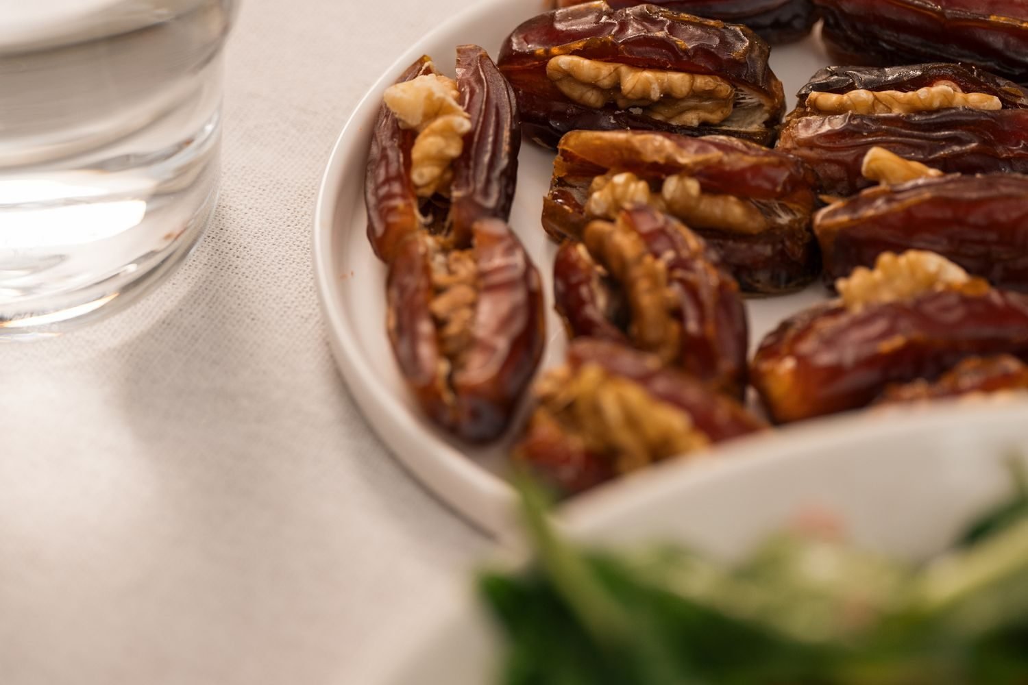 Healthy Suhoor plate with oats, eggs, yogurt, and fruit for a balanced pre-dawn Ramadan meal