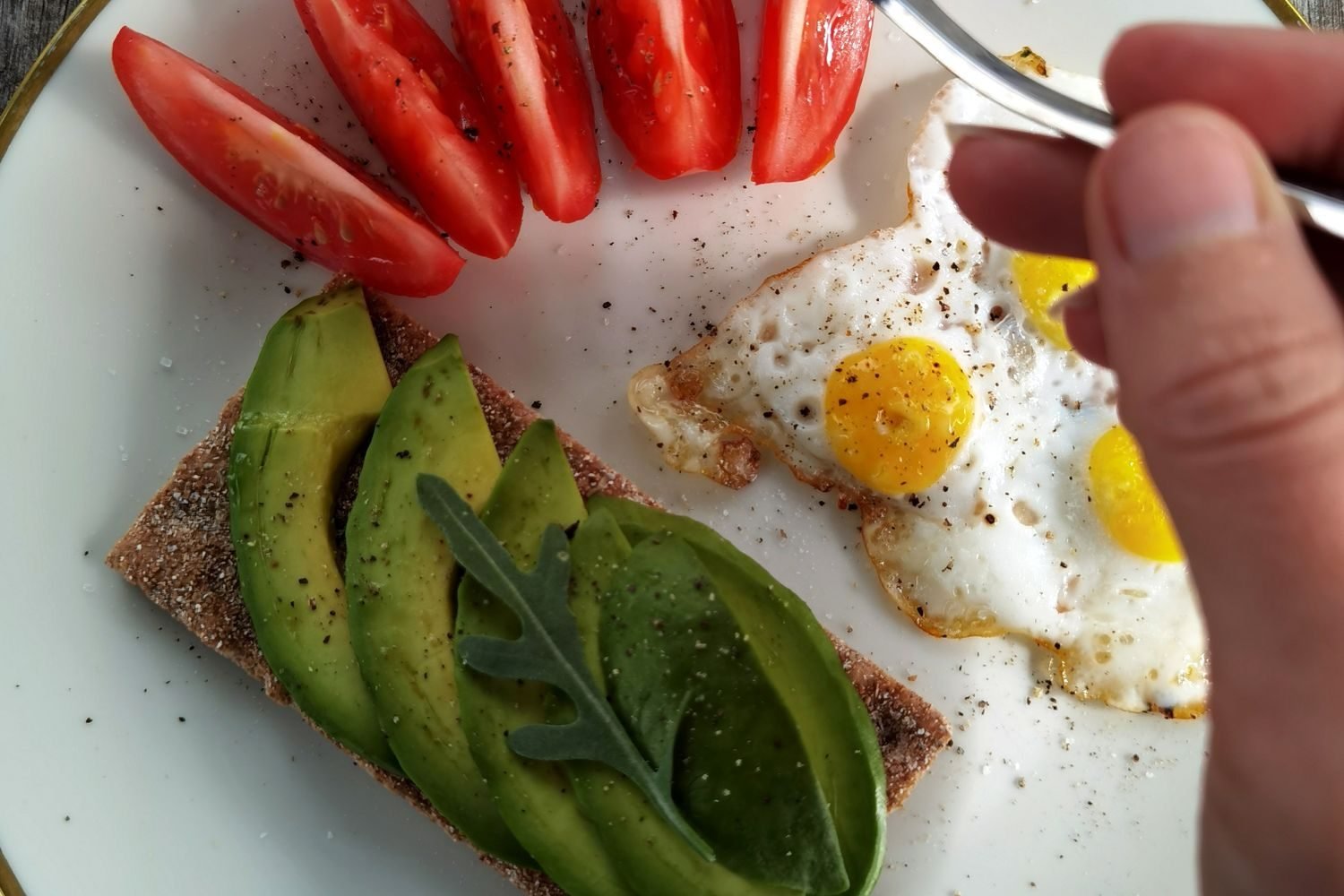 Egg-white vegetable omelet with whole-grain toast and avocado for heart health