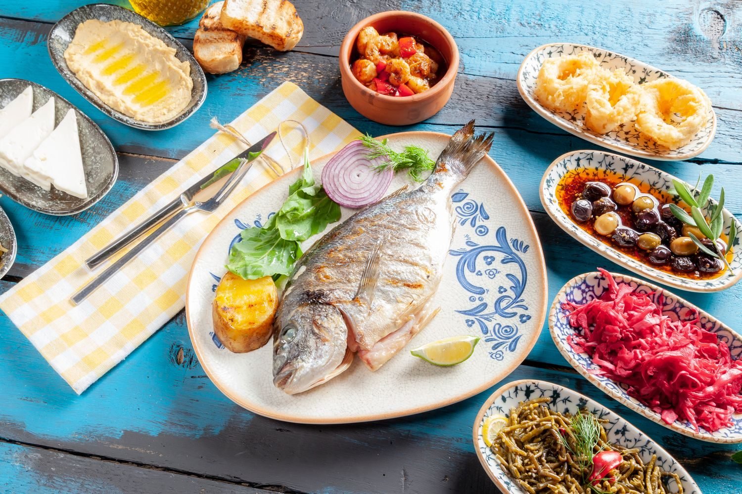 Plate showing a heart-healthy diet plan with vegetables, olive oil, whole grains, and fish