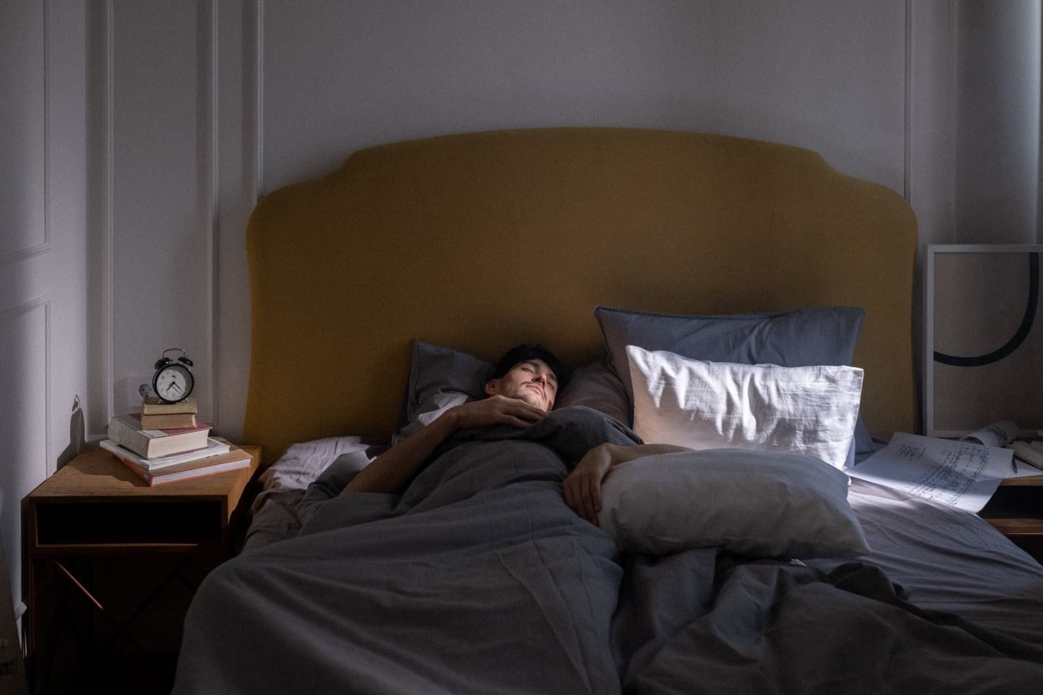 Illustration of ghrelin and leptin hormone balance affected by sleep duration