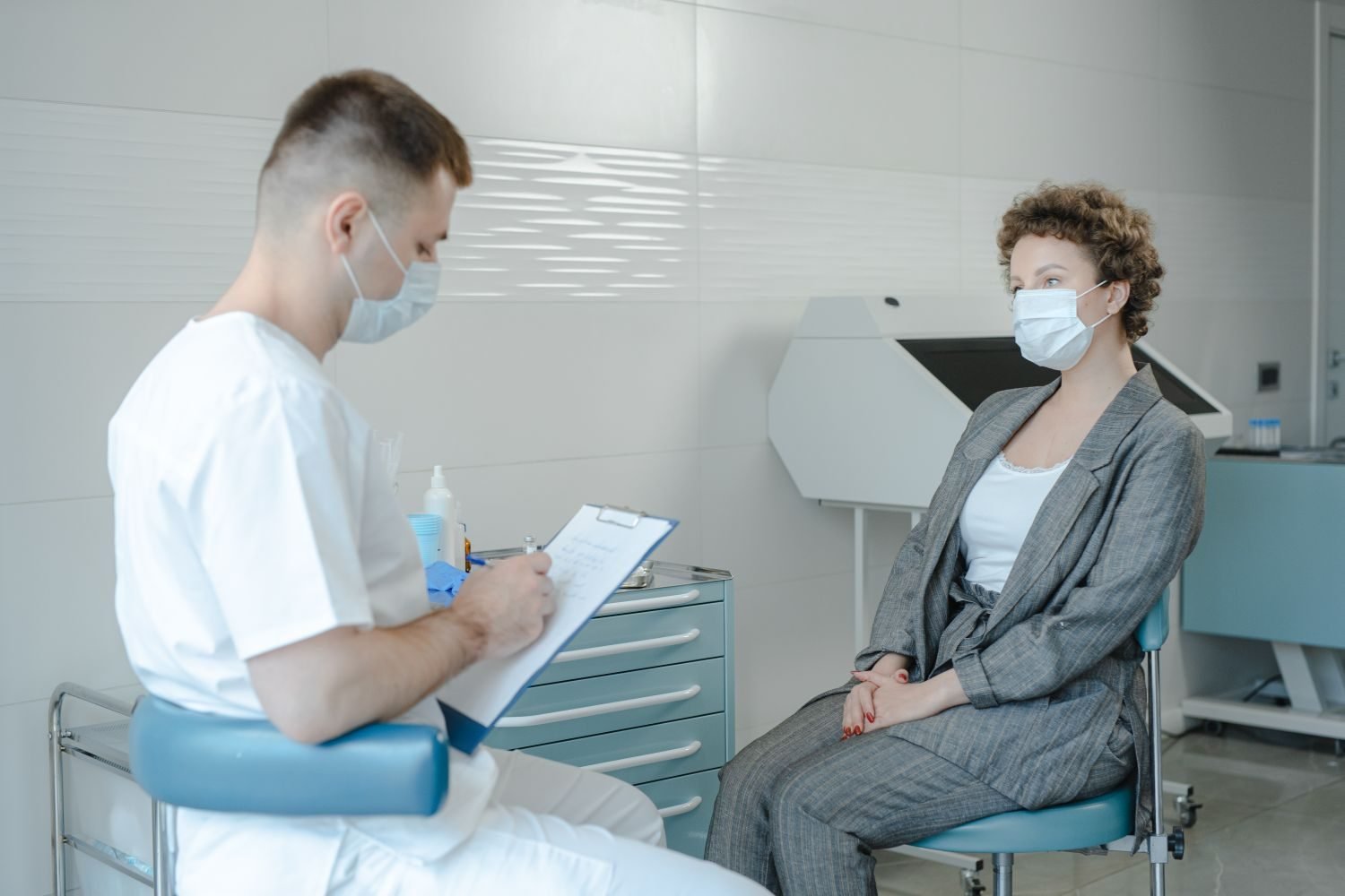 Doctor consulting with a patient about whether intermittent fasting is safe for their health condition