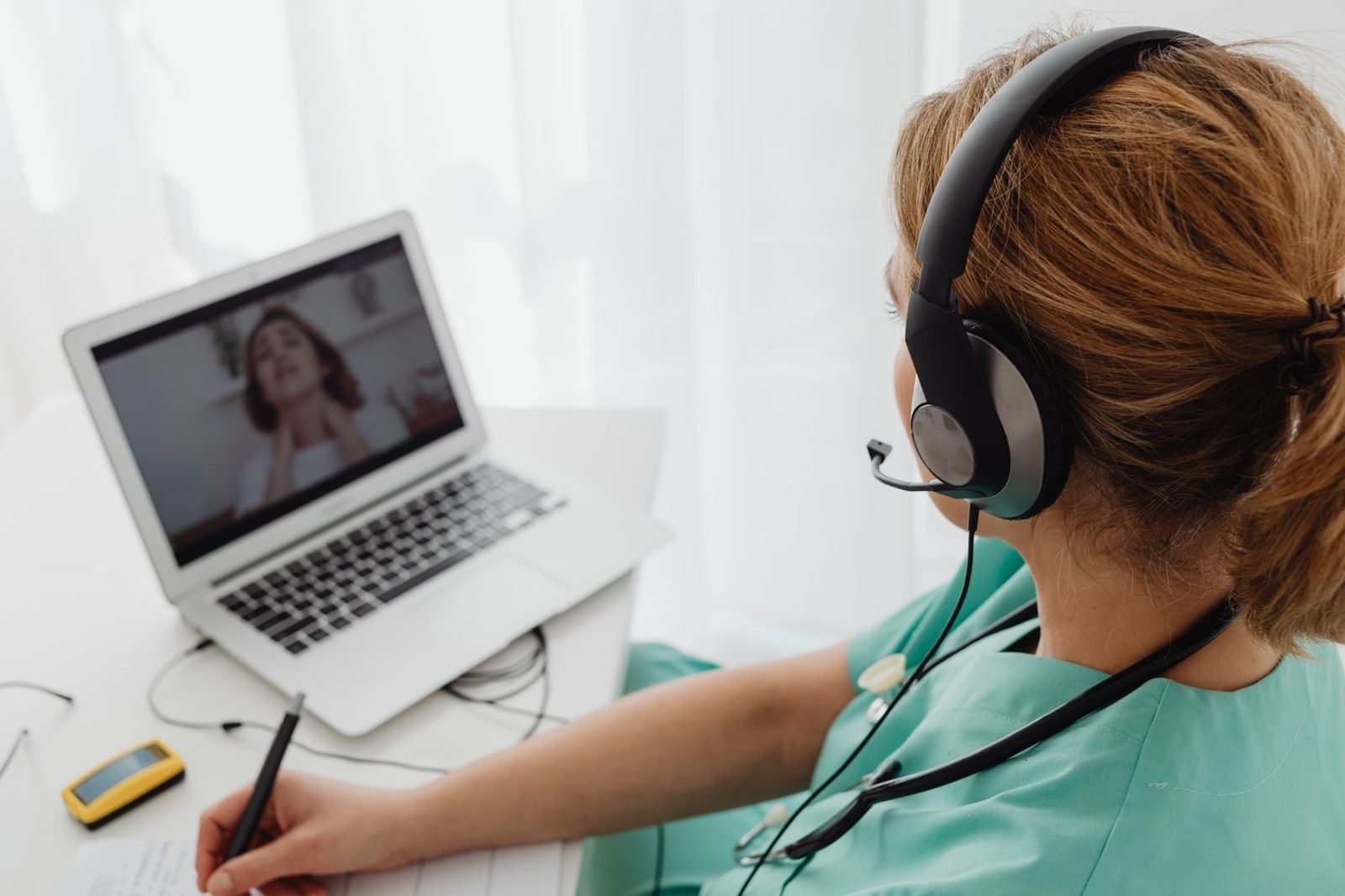 Person with type 2 diabetes having a virtual medical nutrition therapy consultation with a registered dietitian on a laptop