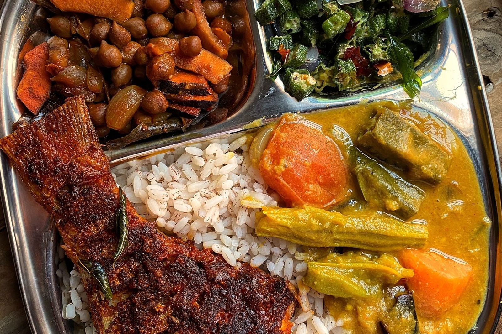 Indian thali-style plate divided into sections showing protein, vegetables, and grains for a weight loss diet chart