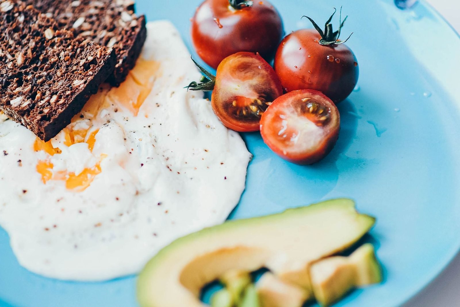 Plate divided into high-fiber vegetables, lean protein, and whole grains illustrating volumetrics for weight loss