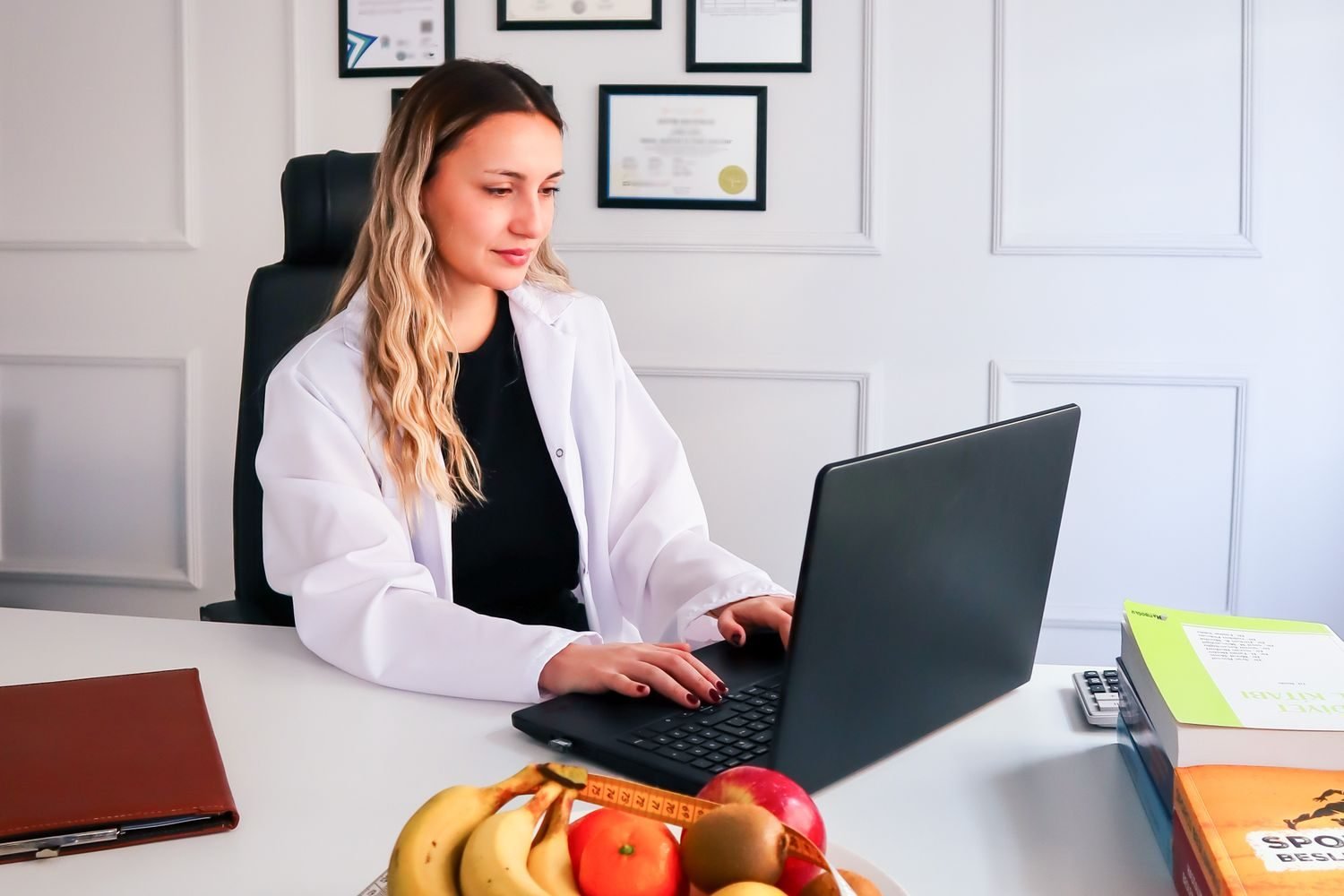 Split comparison graphic showing a registered dietitian's clinical credentials versus a nutritionist's wellness-focused certification path