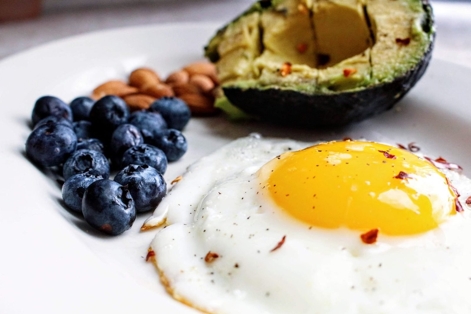 Plate showing a balanced PCOS-friendly meal with fiber, lean protein, and low-GI carbohydrates