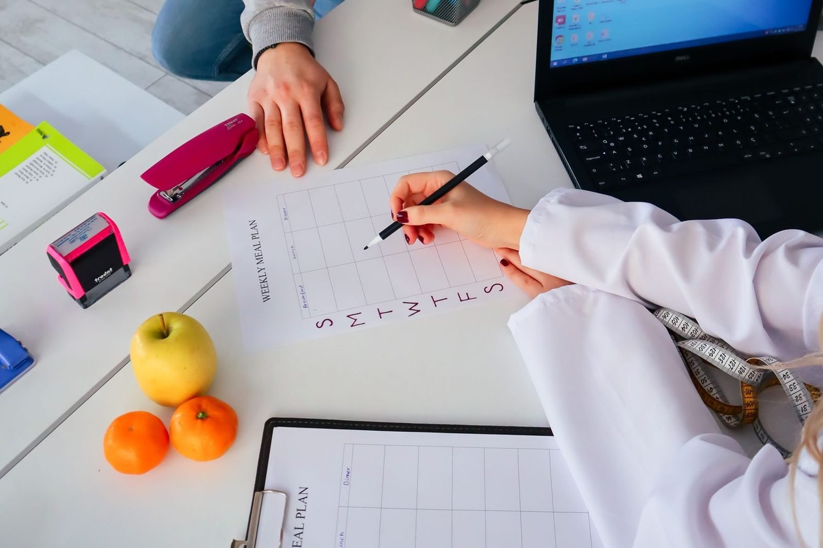 Woman consulting with a nutritionist about a PCOS-friendly meal plan