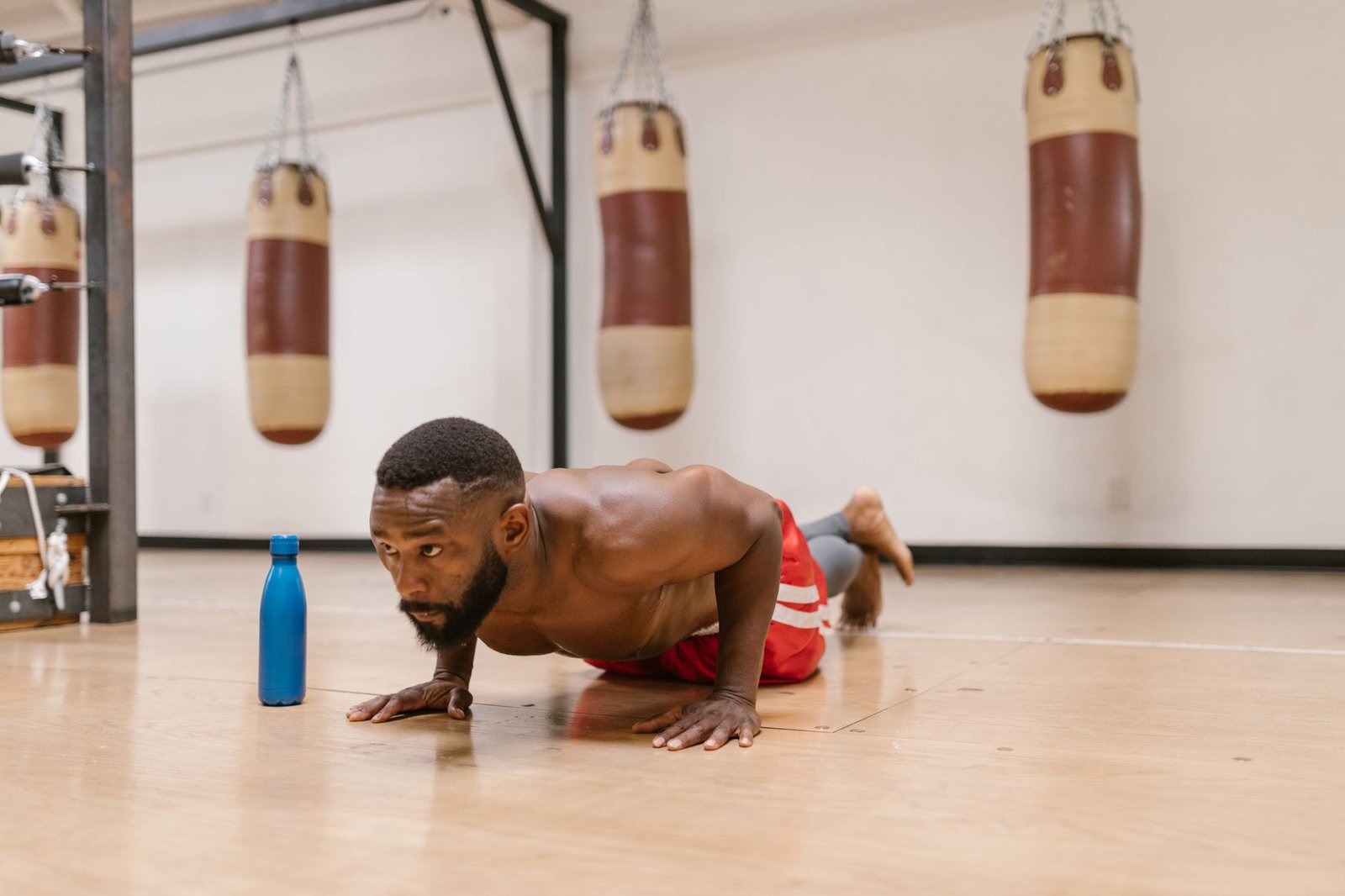 Beginner training with basic movements under a personalized workout plan