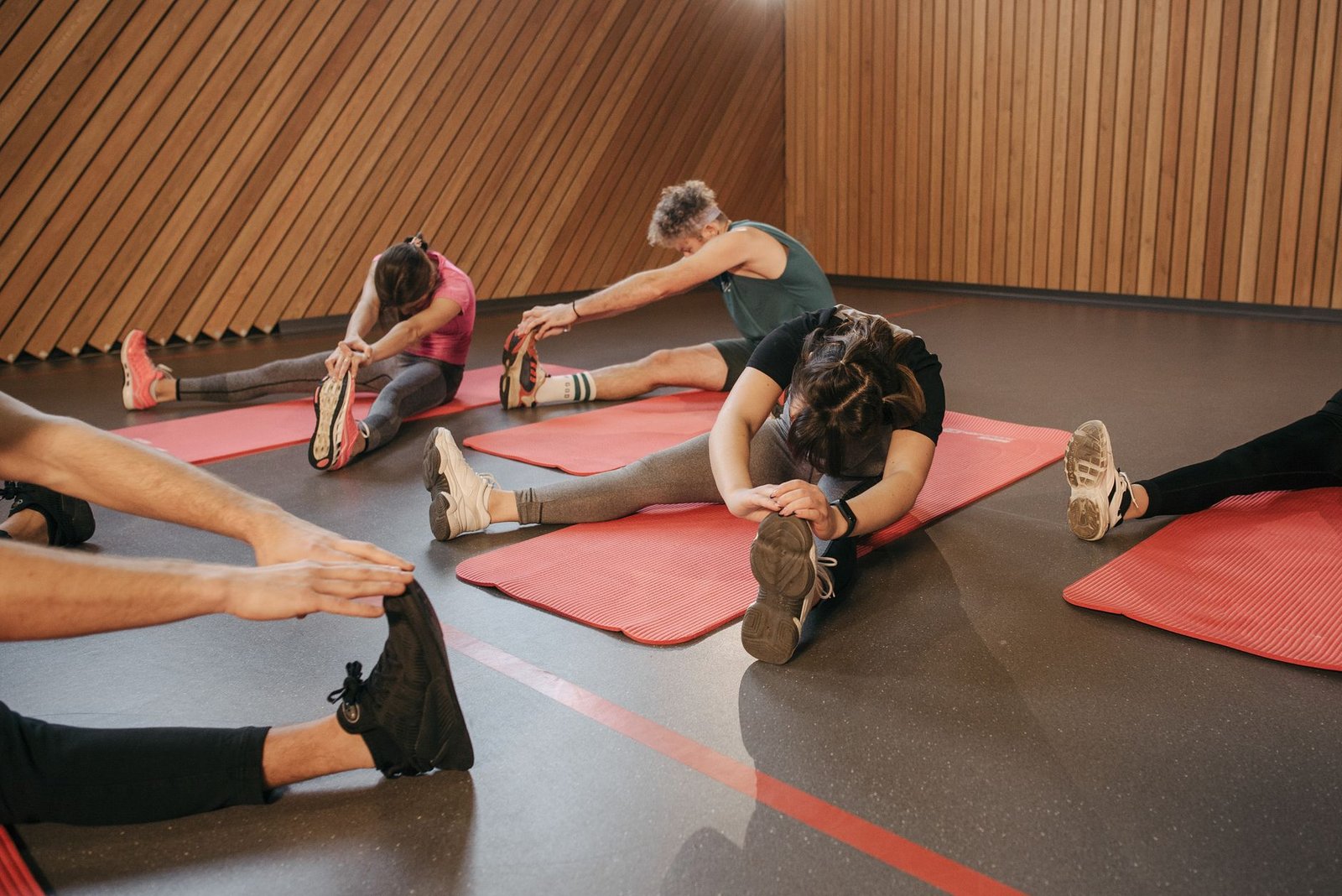 Group exercising together, illustrating the accountability that helps people finish a weight loss challenge