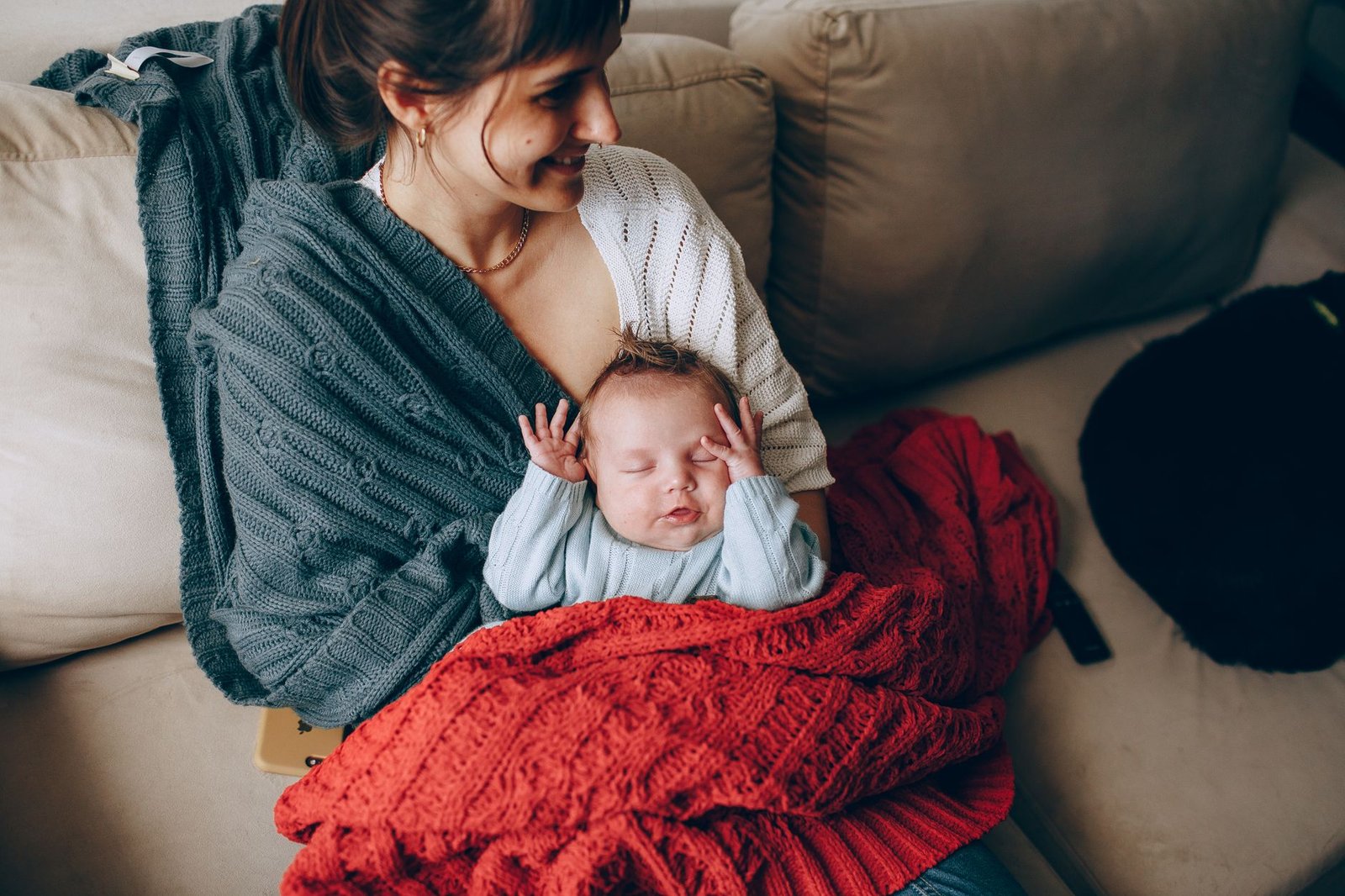 New mother with newborn, illustrating how postpartum sleep deprivation affects weight loss