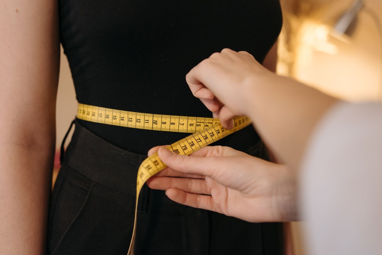 Measuring tape around the waist, a more reliable progress marker than the scale over 30 days
