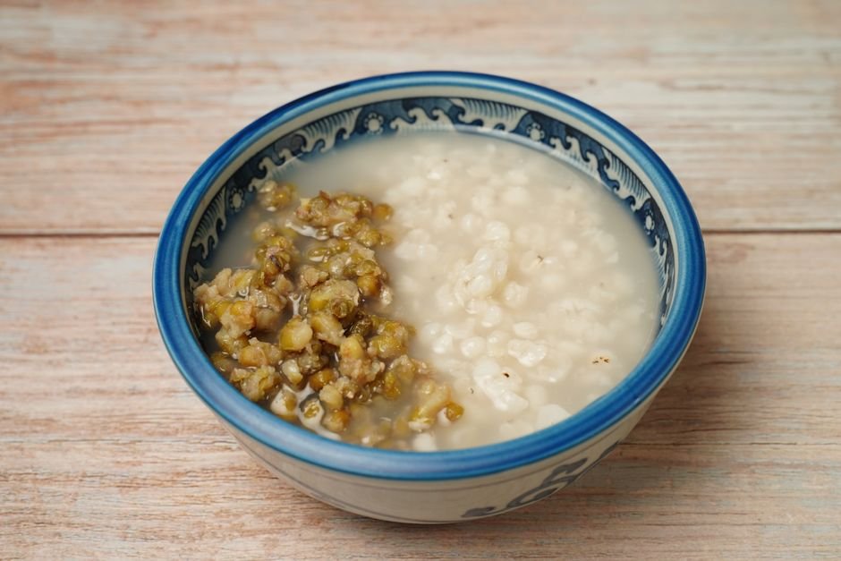 Bowl of soft rice porridge, a gentle food in a gastritis meal plan
